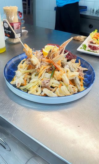 Fritto di pesce con verdurine croccanti