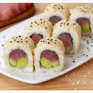 Uramaki tuna avocado