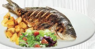 Orata con insalata e patate al forno