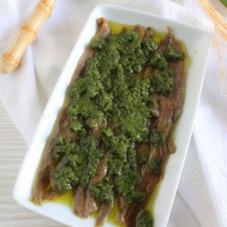 Acciughe in salsa verde con crostino e riccioli di burro vaccino