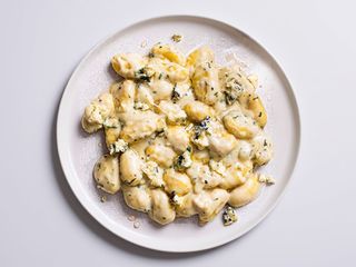 Gnocchi con toma blu di lanzo torinese e salsiccia di brà