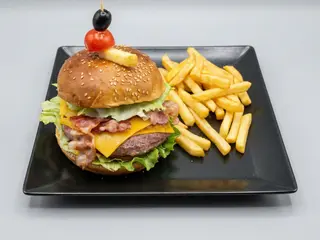 Angus Bacon Burger con patatine, bevanda e salsa a scelta