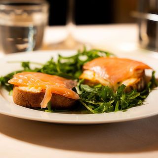 Bruschetta con mozzarella e salmone affumicato