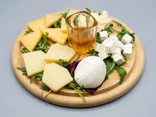 Tagliere di selezione di formaggi