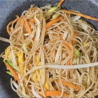 90. Spaghetti di riso saltati  con verdure miste e uova