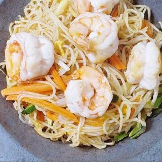 91. Spaghetti di riso saltati con gamberi