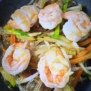 95. Spaghetti di soia saltati con gamberi