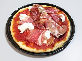 Pizza crudo e mozzarella