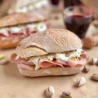 Panino mortadella, stracciatella di burrata