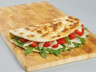 Piadina con pomodoro, insalata e mozzarella
