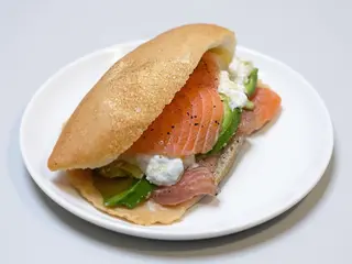 Panino con salmone affumicato e stracciatella di burrata