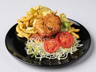 Hamburger grigliato al piatto