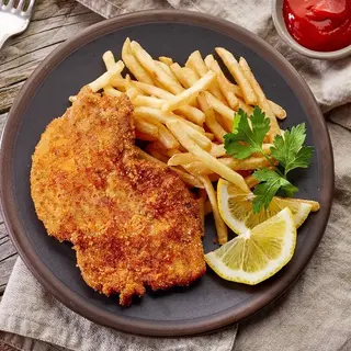 Cotoletta di pollo con patate fritte