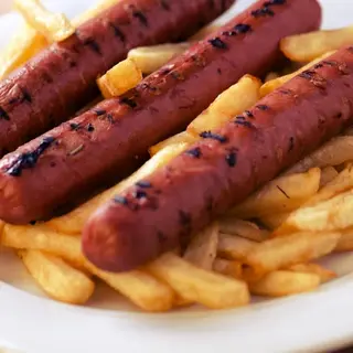Würstel con patate fritte