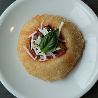 Montanara con pomodoro, melanzane e ricotta salata