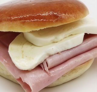 18 Panino con prosciutto e formaggio