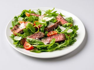 Tagliata di vitello, rucola, pomodorini e scaglie di parmigiano 