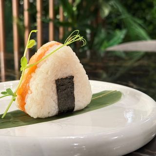 214. ONIGIRI SALMONE