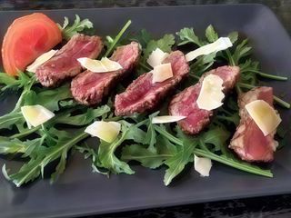 Tagliata con rucola grana, e aceto balsamico