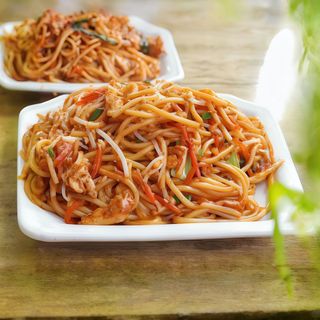 Spaghetti saltati con gamberi, verdure e uovo