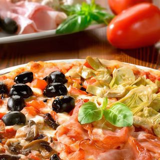 Pizza mozzarella con 4 stagione