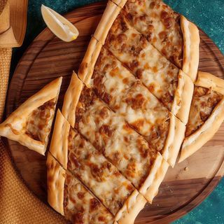 Pide con döner kebap