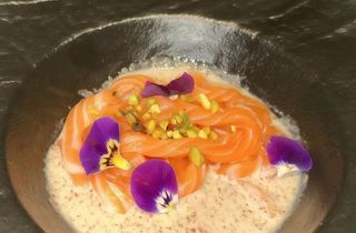 Noodles di salmone con salsa di sesamo e granella di pistacchio