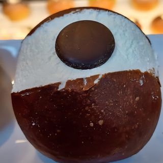 Maritozzo con Impasto al Cacao ripieno di Panna