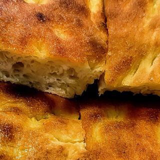 MEZZA TEGLIA DI FOCACCIA BIANCA ALL’OLIO