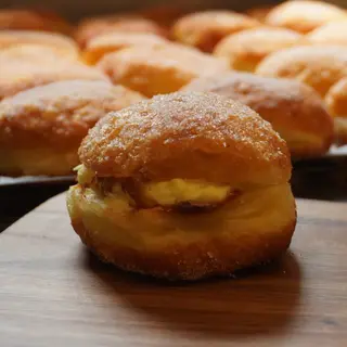 Krapfen con marmellata di albicocche