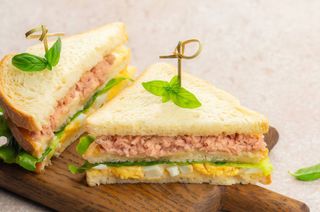 Tramezzino con tonno e uova