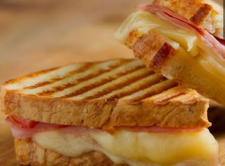 Toast con prosciutto cotto e formaggio