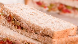 Tramezzino con tonno e olive