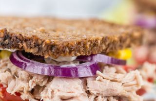 Tramezzino con tonno e cipolline