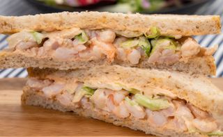 Tramezzino con gamberetti e insalata