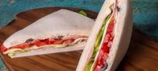 Tramezzino con pomodori e insalata