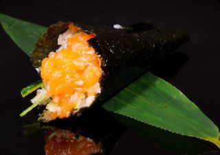 Temaki sake spicy