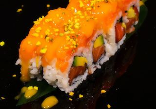 Sake mango roll uramaki