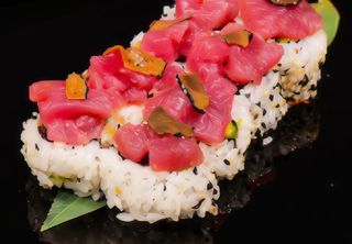 Tuna roll uramaki