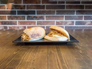 Panino con salsiccia, melanzane arrostite, prosciutto crudo, formaggio