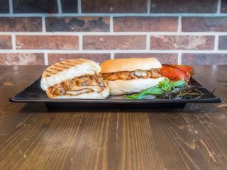 Panino con würstel, crauti e senape