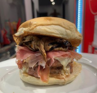 Panino con doppio hamburger di chianina, prosciutto crudo, sottiletta