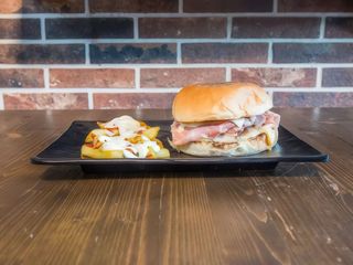 Panino con doppio hamburger, prosciutto cotto e formaggio