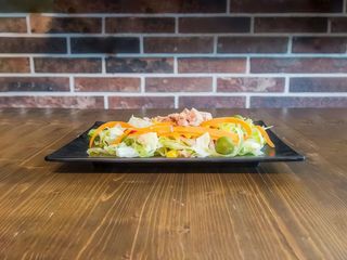 Insalata con tonno, mais, pomodorini e olive