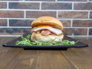 Panino con hamburger di chianina, uova, cheddar e insalata