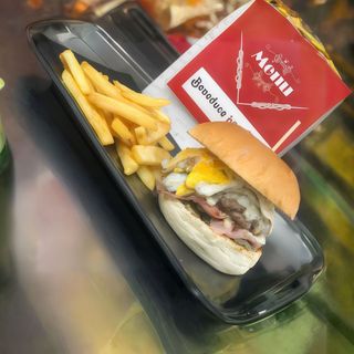 Panino con hamburger, prosciutto cotto e formaggio