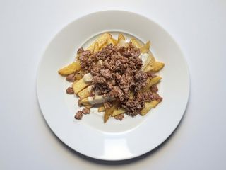 Patatine con hamburger e provola