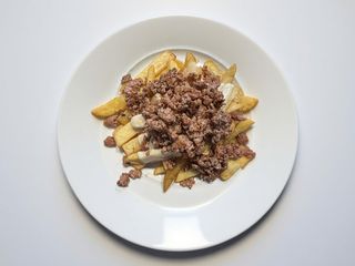Patatine con hamburger e formaggio