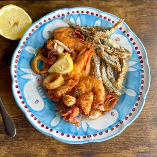 Frittura di gamberi, calamari e alici