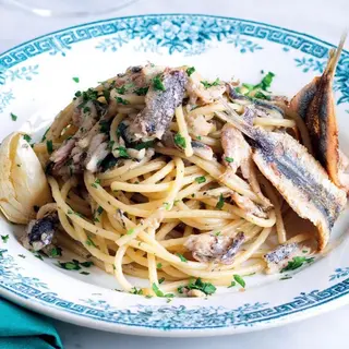 Spaghetti con alici fresche